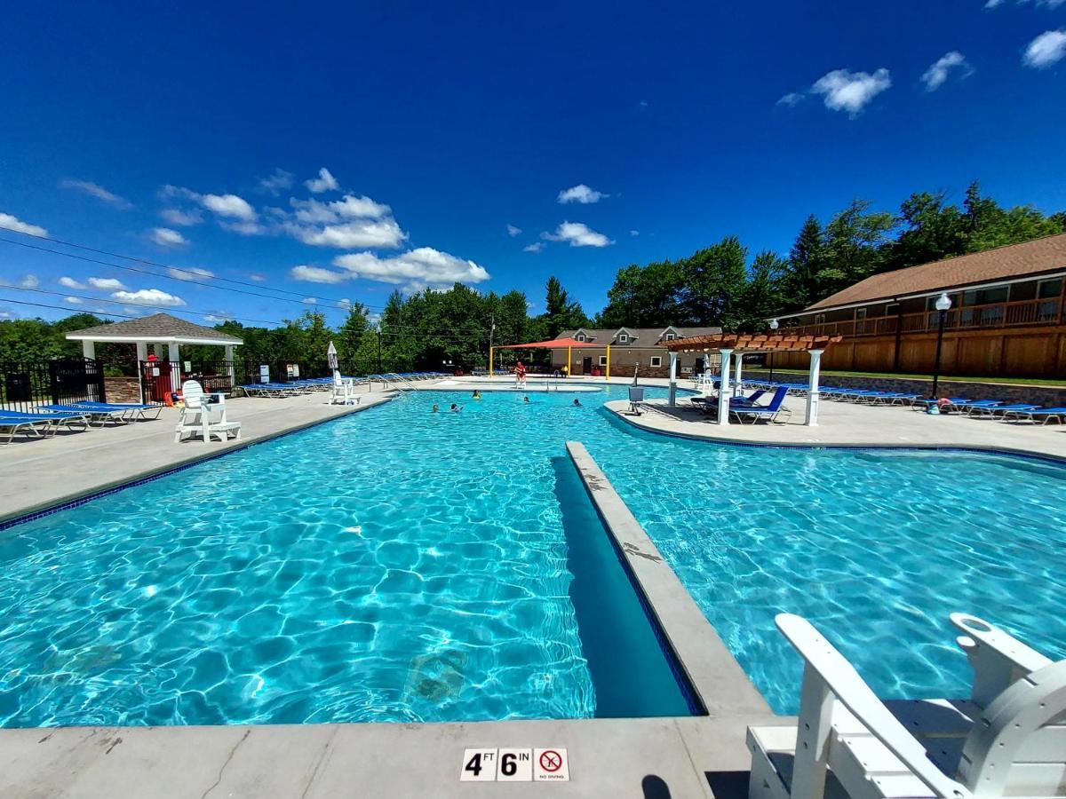 Chic Retreat: Lakeside Haven with Hot Tub & Game Room Tobyhanna Exterior photo