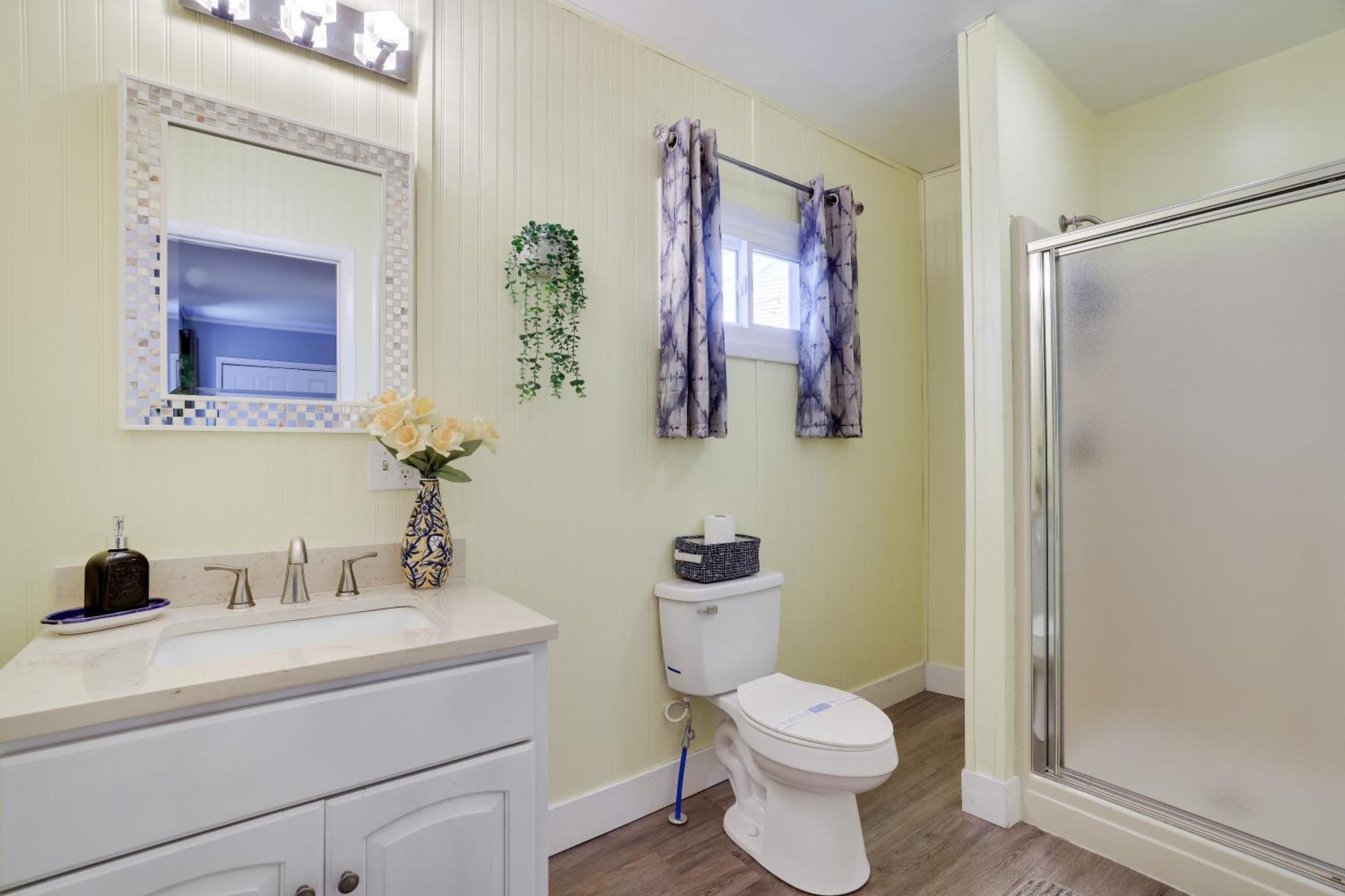 Chic Retreat: Lakeside Haven with Hot Tub & Game Room Tobyhanna Exterior photo